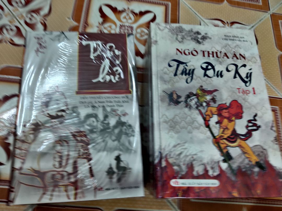 Tây Du Kí là một trong tứ đại danh tác của TQ, đặc sắc và nổi bật với những tình tiết mà có lẽ ai đã từng trải qua tuổi thơ cũng không thể nào quên được. 

Truyện là hành trình phiêu lưu vượt qua bao khó khăn gian khổ của bốn Thầy trò Đường Tăng vượt qua núi non, yêu ma, và cả những nguy hiểm rình rập kề cận.

Sách được giao nhanh, chỉ sau hai ngày đặt. Bảo quản trong hộp rất chắc chắn. Bốn tập có đủ, còn nguyên seal, không bi dơ hay rách. Tôi rất hài lòng. Cảm ơn nhà bán.