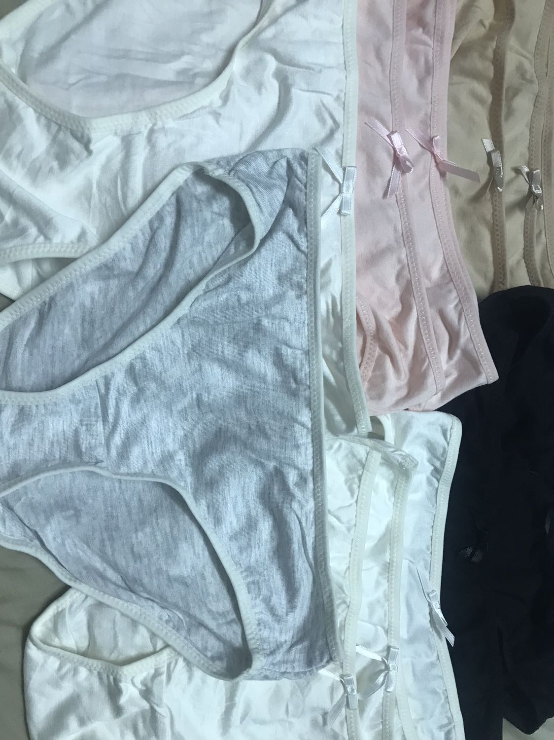 Set combo này mình mua từ lúc còn sale 199k tới giờ chắc cũng 2-3 set gì rồi. Vải thì mềm mịn, thoáng mát, mỏng vừa. Bây giờ thấy brand in size lên quần luôn, tiện, khỏi sợ nhầm size. Tiếc là màu trắng nhiều quá, tận 4 chiếc lận. Săn sale nên giá okie. Được tặng thêm 1 chiếc quần nữa ạ. Thanks shop nhiều ❤️