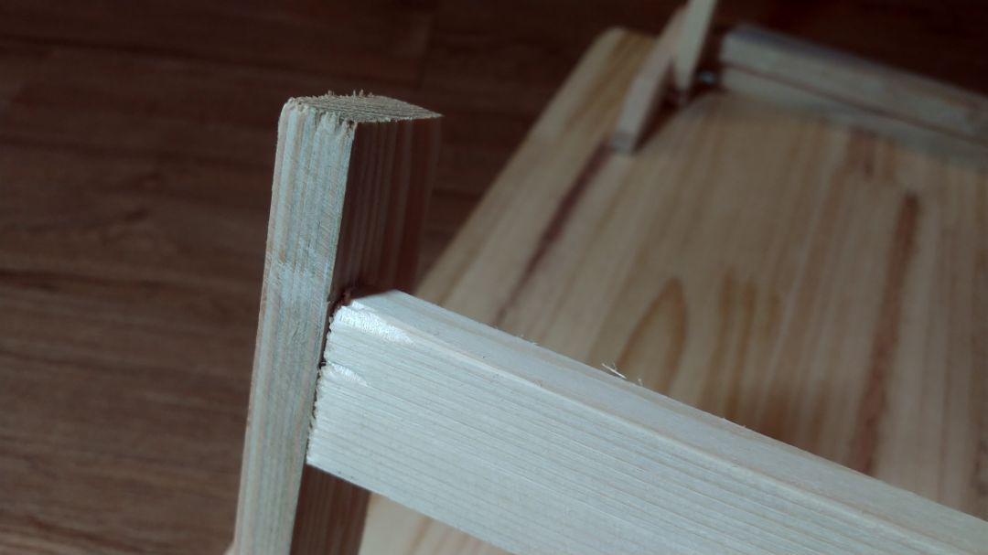 cho 5 sao để nổi đánh giá thôi. chất lượng thật sự chỉ đáng 1 sao. mặt bàn xước, cạnh bàn gia công chất lượng kém chân bàn là gỗ quá đểu, mỏng mang, lỏng lẻo. tỳ mạnh lên bàn khả năng sập. cái bàn này mà không bán online chắc chẳng bán được cho ai. Trước giờ TiKi toàn hàng chất lượng, nhưng giờ giống shopp rồi. KH phản ánh cũng chán. mìnhmua Tiki từ 2018, rất nhiều. mới đổi qua số tài khoản này thôi. trước tốt. giờ chăm sóc khách hàng kém.