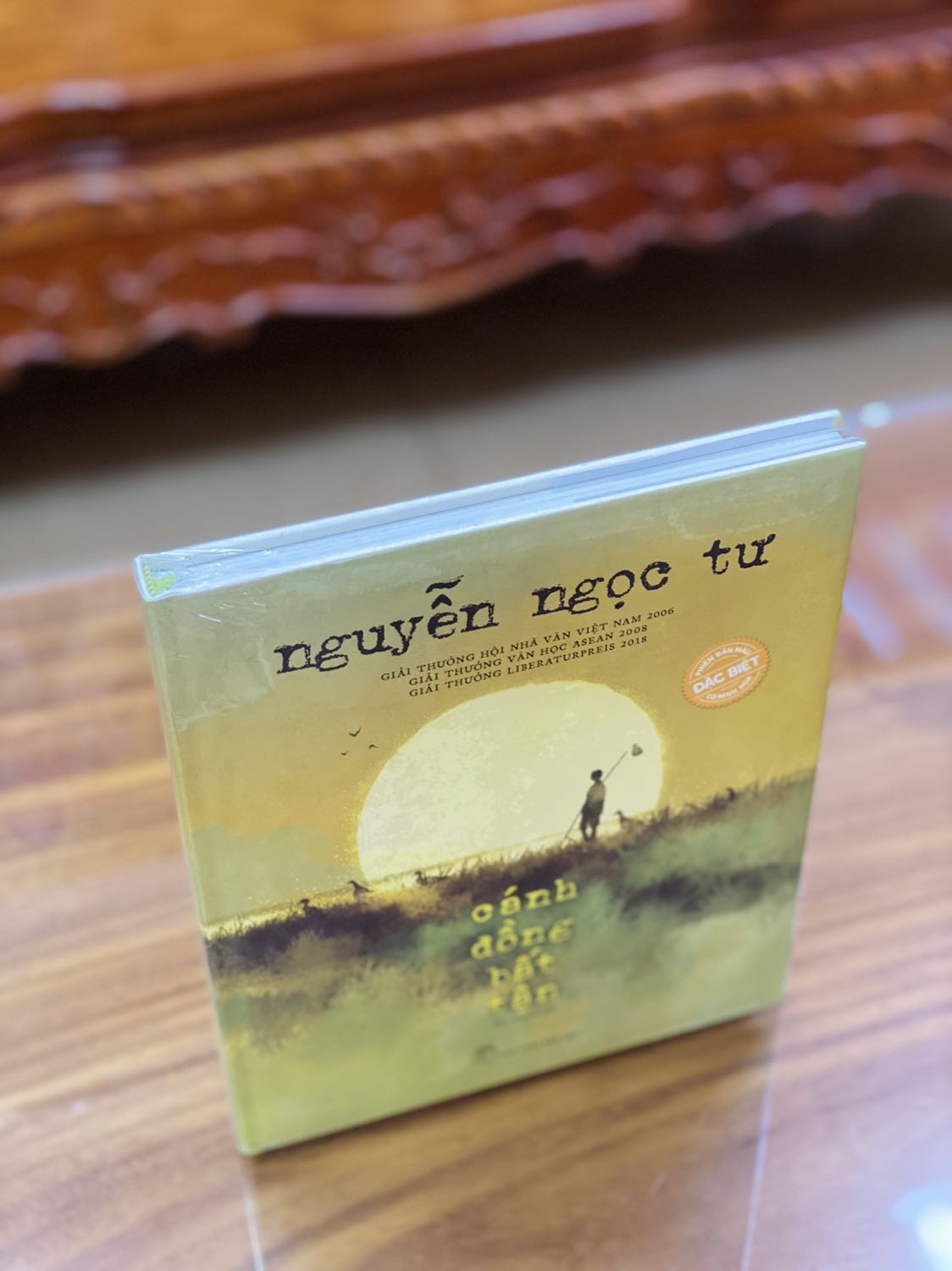 - Tiki giao hàng nhanh chóng tuy nhiên đóng gói chưa được cẩn thận, rất may sách không bị hư hại gì. 
- Đây là ấn phẩm đặc biệt kỉ niệm 40 năm NXB Trẻ phát hành cùng với “Cho tôi xin một vé đi tuổi thơ” & “Vừa nhắm mắt vừa mở cửa sổ”. Tác phẩm được đầu tư chỉnh chu về mặt hình thức, sách bìa cứng, khổ to, cầm chắc chắn, có áo sách, tặng kèm 1 bookmark, chất lượng giấy tốt, lật giở từng trang rất thích. Nhiều tranh minh hoạ đẹp, màu sắc xuất sắc.
- Một phiên bản “Cánh đồng bất tận” thật sự hơn cả mong đợi. Nếu giá bìa có cao hơn thì cá nhân mình vẫn thấy xứng đáng để sở hữu ???