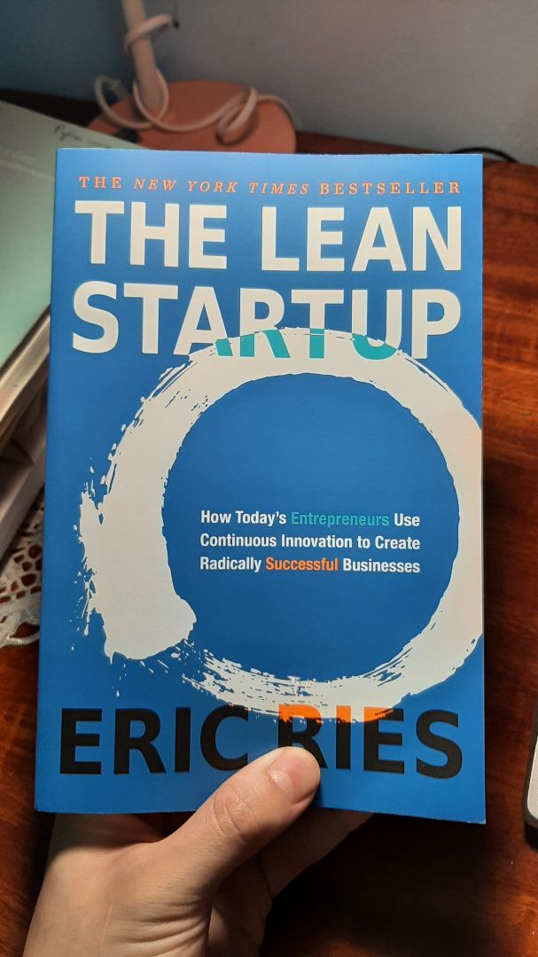 Chất lượng sách in không tốt. Phần bìa in k che được hết phần giấy trong sách. Loại giấy in cũng khá là mỏng và rít.