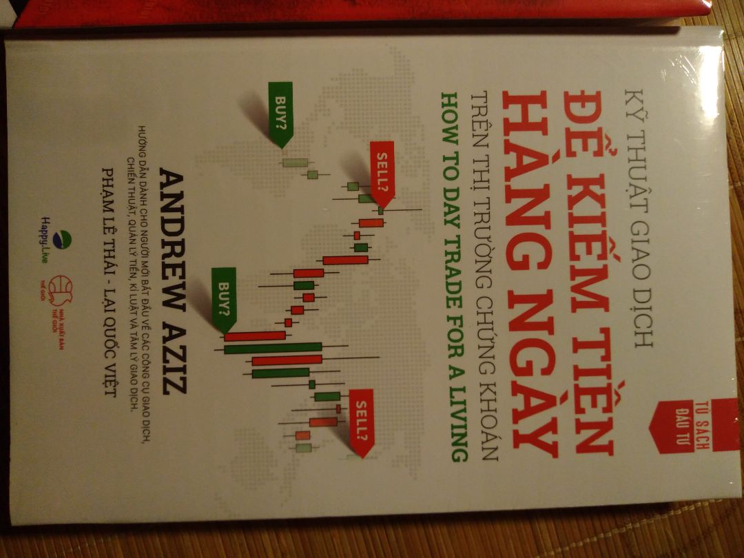 Mình đặt thêm mấy quyển của Happy live vì sách happy live rất uy tín sau khi mình đọc xong 3 cuốn rất hay về FA (pay back time-ngày đòi nợ, nghệ thuật đầu tư đhanho, lột xác để trở thành nhà đầu tư giá trị) mình  đặt thêm mấy quyển về TA này của anh Thái Phạm. vậy là mình có đủ trọn bộ sách đầu tư rất hay của anh Thái Phạm.
tiki giáo hàng rất nhanh nhanh: đặc biệt là cuốn giao dịch để kiếm tiền hàng ngày vừa đặt tối qua chiều nay nhận được luôn. vote cho tiki 5 sao. về sách thì mình đọc được bộ này có các cuốn: 
1. Điều quan trọng nhất: thực sự rất hay cho nhà đầu tư giá trị, câu chữ dẫn giải của tác giả rất dễ hiểu. team dịch rất hay và sát nghĩa với thị trường Việt Nam.
2. sách thiết kế cuộc đời thịnh vượng mà mình đọc được mấy chương nhưng thấy rất hay và hữu ích cho không chỉ các bạn trẻ, mà còn những người đã nhiêud năm đi làm như mình. mình thật tiếc là tác giả Thái Pham không ra cuốn này sớm để mình học hỏi và có được tư duy đúng, phương pháp đúng, định hướng đúng về cuộc đời mình trong tất cả các lĩnh vực cuộc sống như: sức khoẻ, tài chính, mối quan hệ, đam mê của cuộc đời.
3. bộ sách về TA gồm 3 cuốn: kỹ thuật giao dịch để kiếm tiền hàng ngày, giao dịch theo sóng Elliott và người đàn ông đánh bại mọi thị trường mình thấy rất đẹp và trau chuốt về hình ảnh, biểu đồ rõ ràng giấy thơm. tuy nhiên có cuốn Elliott giấy màu trắng mình sợ đọc sách buổi tối sẽ hới loá. mình thích giấy màu vàng đọc đỡ mỏi mắt hơn. về nội dung thì phải đọc kỹ cụ thể mới đánh giá được vì theo TA kiến thức rất rộng lớn và khó để nắm bắt được ngay.