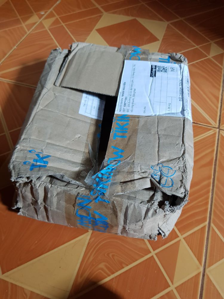 THẤT VỌNG TRÀN TRỀ VỀ TIKI

📅 Sau hơn 2 tháng 10 ngày, với hơn 3 thư complaint thấm đẫm sự phẫn nộ, thay vì nhận được những cuốn sách hoàn chỉnh thì mình nhận được cuộc gọi “Hoàn tiền cho quý khách”.

Đặt hàng từ ngày 8/8, sau 14n ngày chờ đợi (n là số lần TIKI xin quý khách đợi thêm) thì ngày 04/10 mình nhận được thùng hàng như bị PET gặm với 3 cuốn sách không muốn nhìn lần nữa. "OK, I'm feeling just fine, fine, fine...". Tiếp tục hành trình viết *** complain thì mình nhận được phản hồi đổi hàng, nhưng đời không như là mơ, sau tất cả 19/10 TIKI lại tạt 1 gáo nước lạnh vào mặt KH khi liên hệ báo sách hết hàng và hoàn tiền. Cạn lời! Tốc độ xử lý đơn hàng của TIKI quá đỉnh…

70 ngày – gấp 1.5 thời gian gửi hàng sea đi Mũy. Mình đã quá phí phạm thời gian cho TIKI!

“NẾU KHÔNG GIAO ĐƯỢC HÀNG XIN ĐỪNG NHẬN ĐƠN. NẾU KHÔNG GIAO ĐƯỢC HÀNG ĐÚNG HẠN XIN ĐỪNG QUẢNG CÁO GIAO HÀNG SIÊU NHANH.

#SayGB