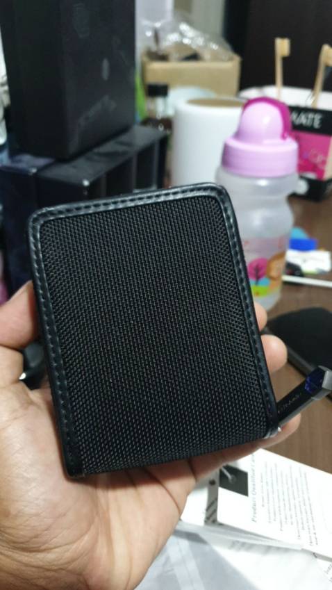 Ví để thẻ rất tiện lợi, nhỏ gọn dễ mang đi. Để túi quần hay ví mình thấy đều tiện nhé. Đường may chắc chắn không thấy chỉ thừa. Mua liều nhưng so với giá chất lượng ổn áp quá. Màu sắc cũng đẹp nữa. Lần sau sẽ ủng hộ shop. 💯