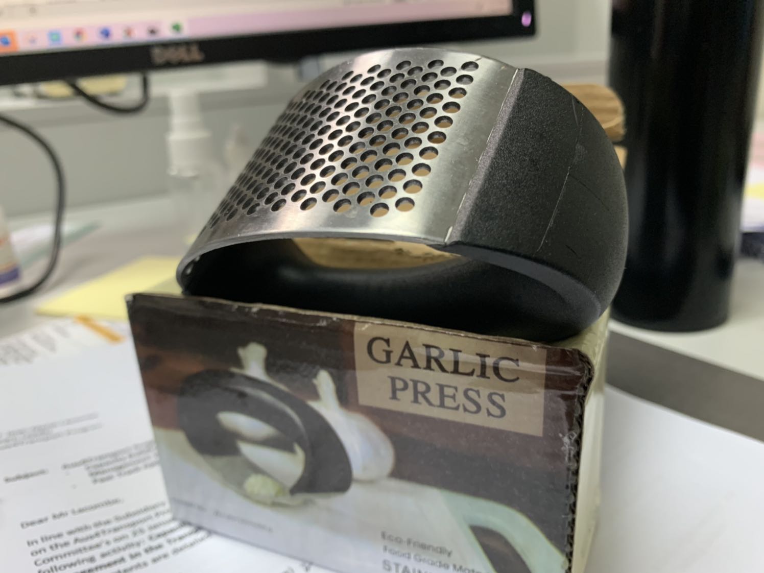 Sản phẩm quảng cáo trên hình có xuất xứ của hãng Leifheit (Đức) trong khi hàng nhận được xuất xứ Trung Quốc và ko hề có hình in nổi tên hãng trên sản phẩm như trong quảng cáo.