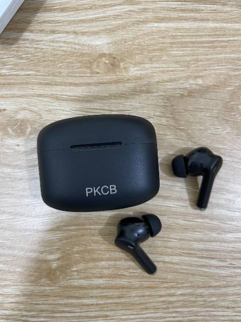 Tai nghe chống ồn tốt, micro rất êm, nghe nhạc rất sướng luôn, nghe gọi mượt mà, nút cao su nên đeo khá thoải mái, bộ đi kèm còn có 2 size nút tai nghe cho thêm để thay đổi, rất dễ kết nối luôn nhé, Bluetooth 5.1 nên rất mượt luôn, nếu pin yếu sẽ bị delay 3-5 giây còn bình thường thì ngon lành cành đào, rất đáng tiền luôn