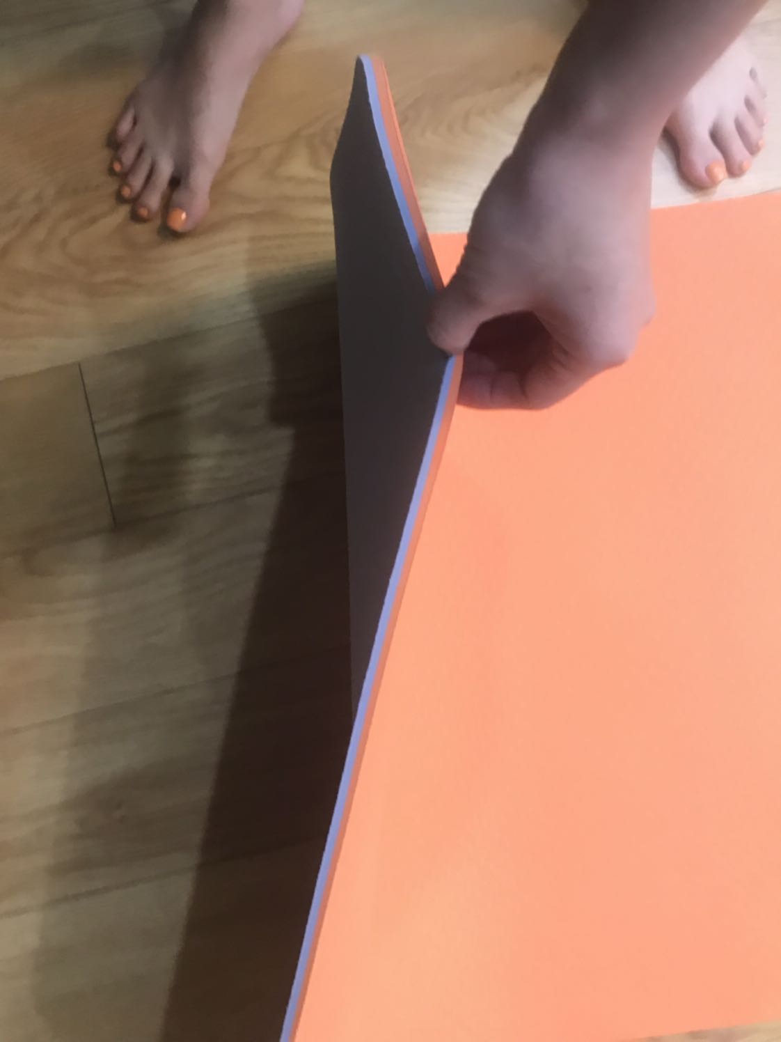 Nhẽ ra cho 5 sao nhưng mà mùi sơn từ thảm khi mở ra sộc thẳng lên đầu , làm choáng váng đau đầu đến hôm sau mới hết. Đóng gói thì ko cẩn thận. Sau khi phơi thảm thì đã bay hết mùi. Đề nghị chủ shop khi mới phun sơn ko nên gửi cho khách hàng. Ám ảnh mùi luôn