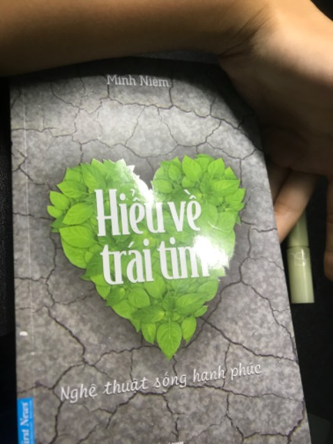 Mình mua cuốn sách của thầy Minh Niệm cũng đã lâu. Hiện tại khi đánh giá ở đây là mình đã đọc toàn bộ cuốn sách, khi nào rãnh là mình sẽ đọc và tận dụng các giờ ra chơi trên lớp. Bạn biết không, cuốn sách này của thầy đã chữa lành bản thân mình rất nhiều, mỗi mục là mỗi giai đoạn mà ai cũng đã trãi qua trong cuộc đói nhưng trong cuốn sách này thầy sẽ cho chúng ta một cái nhìn mới hơn, tích cực hơn. Không gì có thể diễn tả nỗi vì mình được vinh hạnh biết đến và đọc cuốn sách này. Con xin cảm ơn thầy Minh Niệm ạ!