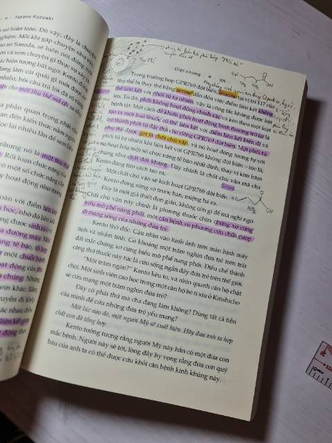 Bìa đẹp, giấy dày, giao nhanh.

Nội dung thì tạm ổn, mình khá thích tác giả nói về chính trị, kiến thức về sinh học DNA đột biến khá nhiều (dường như Homo Sapien là quyển sách mà tác giả yêu thích thì phải, vì kiến thức liên quan trong đó khá nhiều).