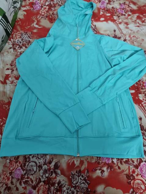 Áo chưa tới 300k, đã mua lần 2,  độ mỏng dầy vừa phải,  mặc mát đi xe tới chỗ không muốn cởi ra vì không thấy nóng đâu.   Dây kéo trơn khỏi chê,  túi trong xài êm,  túi ngoài thiết kế xài không hiệu quả này phải rộng như túi trong mới đựng đt dễ ( ý kiến cả nhân)