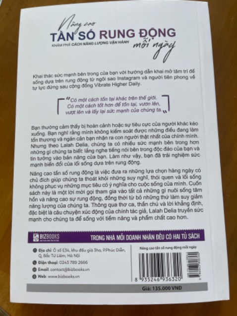 Từ khoá “tần số rung động” thông thường trả về kết quả mỗi quyển sách của TS Hawkins và một loạt các bài viết riêng lẻ về cách nâng cao tần số rung động bản thân. Đên nay thì thấy quyển này. Cảm ơn Bizbooks đã đem sách đến với độc giả VN, cảm ơn phiên dịch viên Quế Chi.