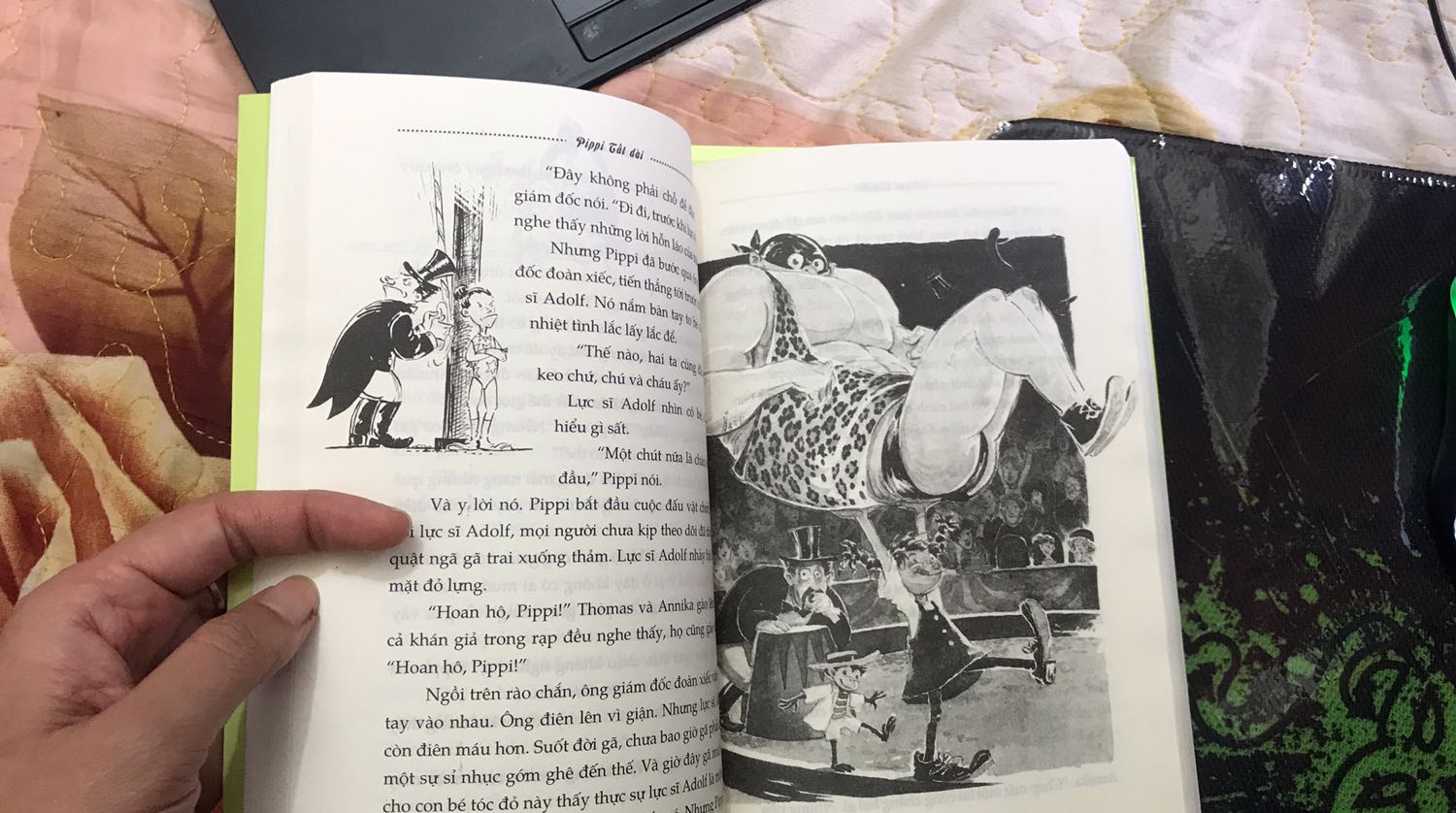 Sách còn mới, vết bẩn trên bìa và cấn ở mép sách có lẽ là do để kho hoặc giá. Giấy bên trong hơi mỏng, thấy được chữ mặt sau, có nhiều hình minh họa sinh động, chất lượng ổn. Nội dung cuốn này được review hay, săn được sale 50% nên đặt 2 cuốn đem tặng học sinh. Tiki giao hàng nhanh khủng khiếp luôn ^_^