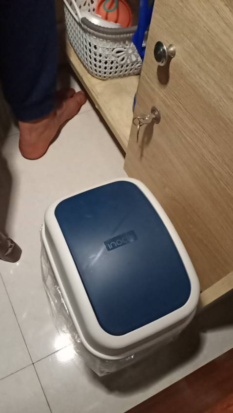 shop giao hàng nhanh, đóng gói cẩn thận. hình ảnh và màu sắc ởt ngoài đẹp mắt. chất lượng nhựa tốt, không dễ bay màu và không dễ dàng vệ sinh. thùng rác có nắp lật sạch sẽ. là một nội trợ tôi thấy rất hài lòng vì sản phẩm mình chọn cho gia đình vì nó có thể để được nhiều rấc trong gia đình. cvarm ơn shop và tiki đã mang đến sự lựa chọn tốt cho mình