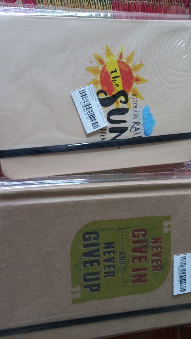 Giao hàng nhanh, đóng gói cẩn thận. Sổ giống mô tả lắm mọi người! Dày dặn, giấy mịn viết êm tay. Rất phù hợp để viết bullet journal hoặc nhật ký ạ. Mình mua được giá sale off nên cực kỳ hài lòng. Mai mốt sẽ ủng hộ shop tiếp ạ!