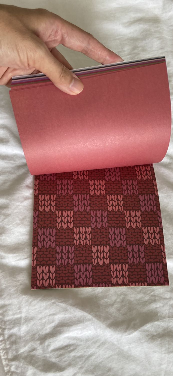 10 điểm, chất giấy đẹp, size vuông 15x15, giá rẻ, 50 tờ. In màu 2 mặt, nhiều hoạ tiết lhacs nhau.
Về chất giấy và giá tiền thì ăn đứt tất cả các loại giấy origami khác đang bán trên tiki. 

Tiếc là chỉ có 1 size.