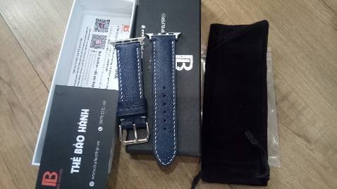 Hộp đựng giấy cứng chắc chắn , da cực kỳ mềm và ôm tay , 2 mép dây dày , có thêm dụng cụ tháo chốt , mik thay khóa kim thành khóa gấp nhìn cực kỳ sang , rất xứng đáng để mua , 5 sao 🤟🤟🤣 , hơi tiếc là mik quên dặn shop đục thêm lỗ :))