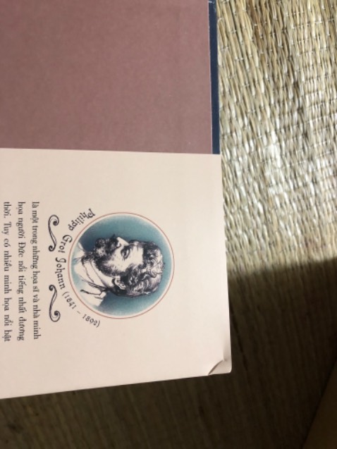 Cuốn sách quá xuất sắc. Đáng tiếc khâu đóng gói không cẩn thận, chỉ chêm một lớp giấy trên mặt còn dưới đáy thì không, đã làm bìa sách bị rách. Hy vọng bộ phận đóng gói hàng nên rút kinh nghiệm cẩn thận hơn, đặc biệt là những đơn hàng phải vận chuyển xa.