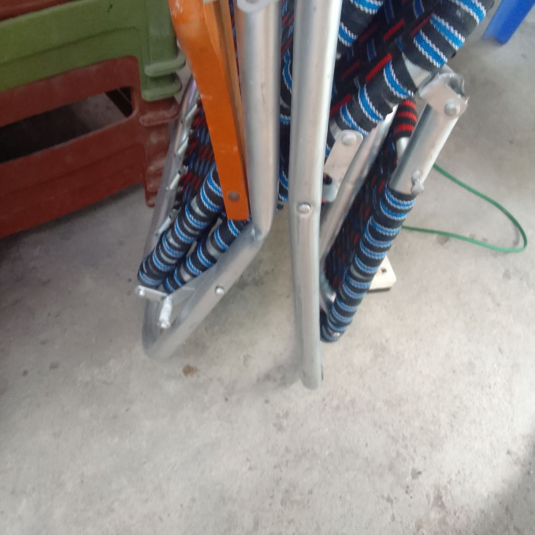 Ghế bị lỗi hỏng một bêb tay vịn