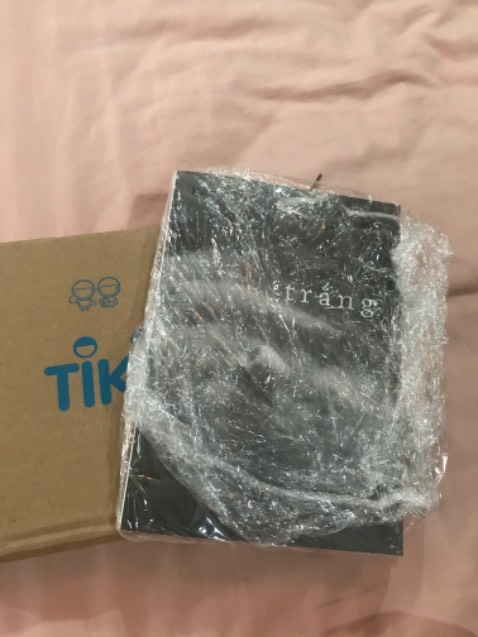 Sách đẹp lắm. Giấy rất dày và mực chữ in đậm. Đúng là sách Nhã Nam in luôn đẹp. Giao hàng nhanh