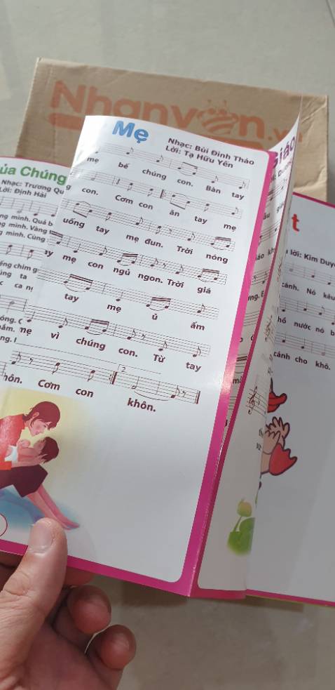 Sách bao gồm nhiều bài hát thiếu nhi hay. Sách đóng gáy bị lỗi, không thẳng, lệch mép. Một số trang thậm chí không được cắt hết.