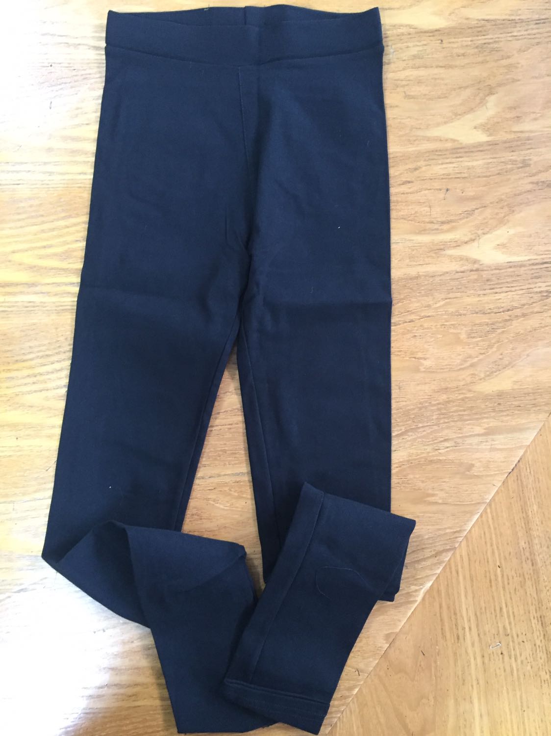 Không hài lòng về sản phẩm một chút nào luôn. Hàng giao không đúng mẫu. Hình đầu là hình mẫu, 2 hình còn lại là hàng thật nhận được. Chưa bao giờ thấy thất vọng về Tiki như lần này.