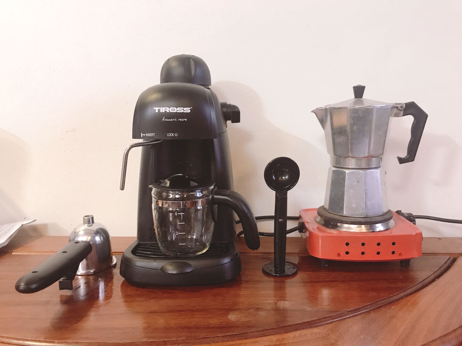 Tiki giao hàng nhanh và khi mở ra kiểm tra hàng còn mới ko có dấu hiệu đã qua sử dụng . Tuy lực ép chỉ có khoảng 4 bar chưa ra đúng chất lượng để pha 1 ly Espersso nhưng không thể đòi hỏi gì hơn với máy pha mini và giá của sản phẩm này . Pha ở nhà nhanh hơn pha phim rất nhiều và còn đánh bọt để tạo hình đc nữa ??