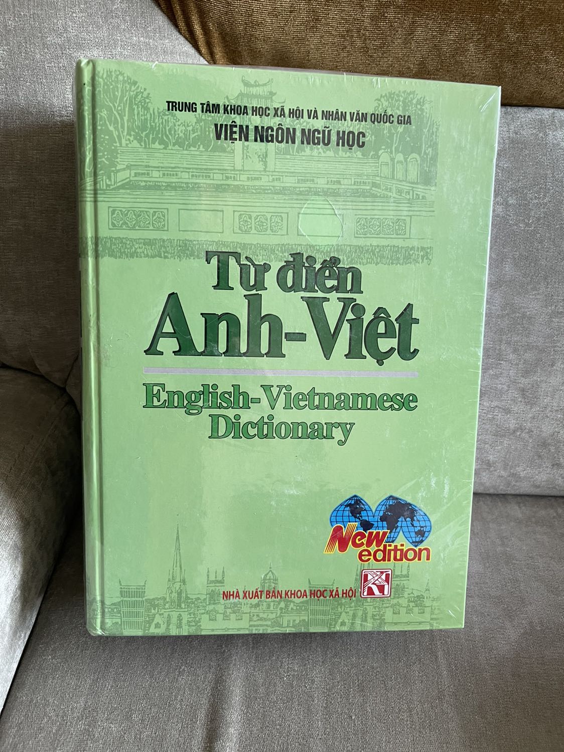 Quá hài lòng luôn về cách đóng gói, sách còn nguyên tem và bọc nylon! Shop giao hàng cực nhanh và giá tốt! Sách do NXB Khoa học luôn tốt vì mình cũng đã có cuốn từ điển Hoa Việt cũng đo NXB Khoa học phát hành hehe