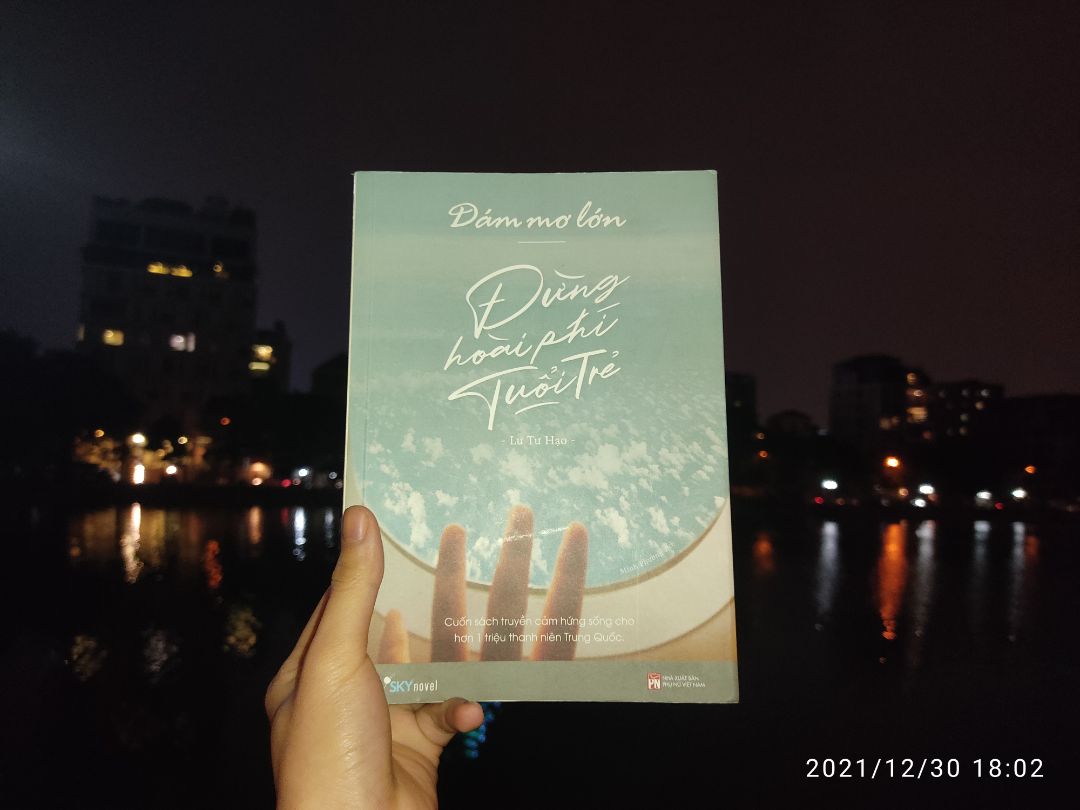 Sách giao đúng thời gian. Bìa sách rất ý nghĩa. Sách mua tặng nên không có ảnh. Nhưng tìm hiểu thì có biết sách này cũng thiên về các phần như tình bạn, tình yêu,... cũng khá dễ đọc. Giống form sách các quyển như 999 bức thư tình, đừng hoài phí tuổi trẻ. Mình đoán thế 🤔