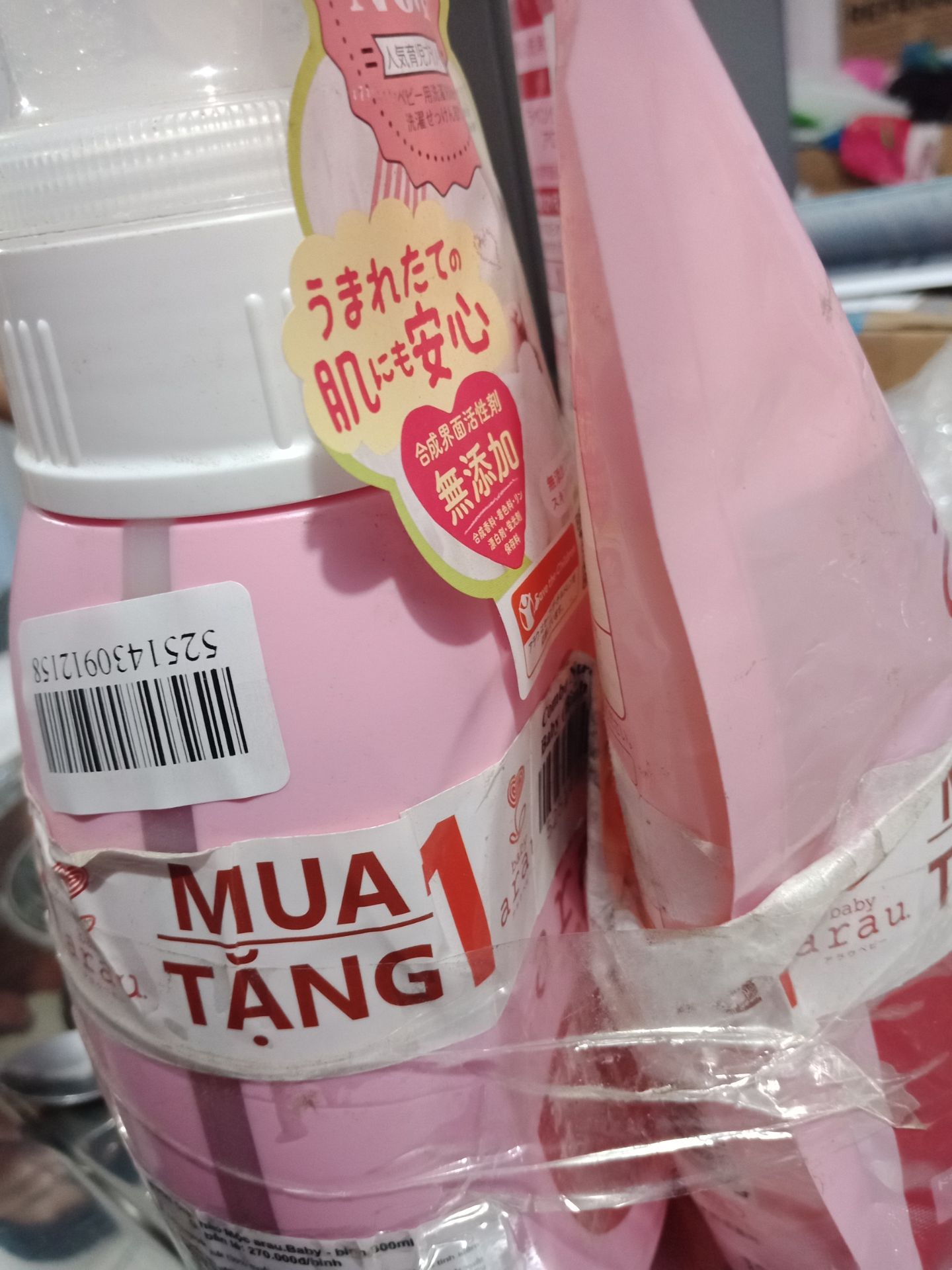 mình mua hàng của tiki trading nhiều lần rồi mấy lần trước thấy cũng ổn, nay nước giặt này thấy tiki trading có nên mình mua thử. nhận hàng thì thấy quá sốc luôn, chai và túi nước giặt như để trong xó nào mấy năm mơí lôi ra vậy, bụi bám 1 lớp dày trên sản phẩm, túi nước giặt thì nhăn nhúm. nếu đóng gói cho khách hàng thì ít ra tiki cũng nên lau chùi sơ qua nếu sp bụi bẩn như vậy chứ, cảm giác k tôn trọng KH chút nào.