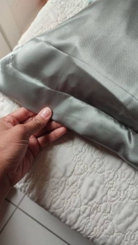 Chất lụa bóng, đường may khá chắc chắn k chỉ thừa, cầm cũng dày dặn nên mua nhé mn