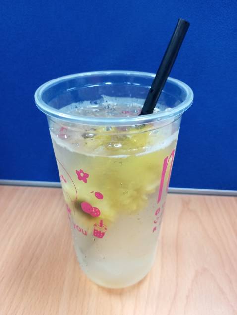 Thơm và có vị chát nhẹ, làm tui nhớ mùi lá ổi~