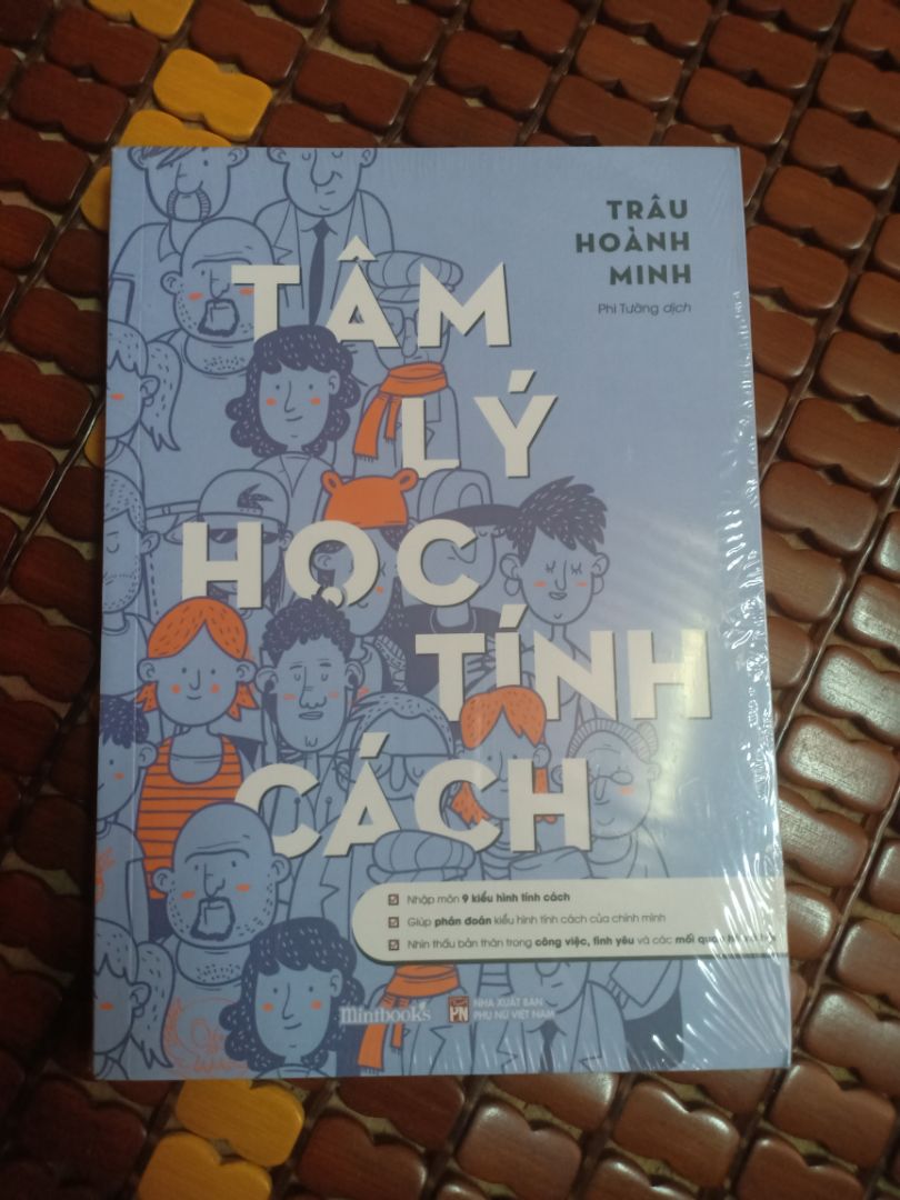 Tiki gói hàng không được kỹ cho lắm, nên có một lớp bọc chống sốc hoặc có thêm nhiều bọc vụn giấy vụn lót xung quanh, nếu chỉ bỏ sách vào hộp cartoon như vầy thì vận chuyển xa hộp sẽ dễ bị móp và hỏng sách mất.
Tiki giao hàng cực kỳ nhanh luôn, vừa đặt sách hôm chiều thứ 6 thì sáng thứ 7 đã cầm được sách trên tay rồi.
Mình chưa đọc sách nên chưa biết nội dung thế nào nhưng bìa sách cực kỳ xinh xắn luôn, sách này còn được bọc bởi một lớp seal nữa nên không bị trầy xước gì cả. 
Nói chung thì cảm nhận là vẫn tuyệt vời nhaaa