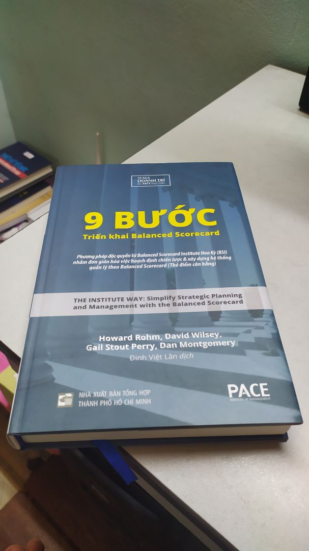 Sách bìa cứng rất đẹp, bên trong giấy tốt và được in màu. Cực kỳ hài lòng về hình thức của cuốn sách này.