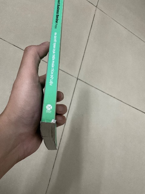 Sách bị rách 1 ít phần bìa, nhìn giấy bị dơ, phía trong bị nhăn 1 số nơi. Rất thất vọng