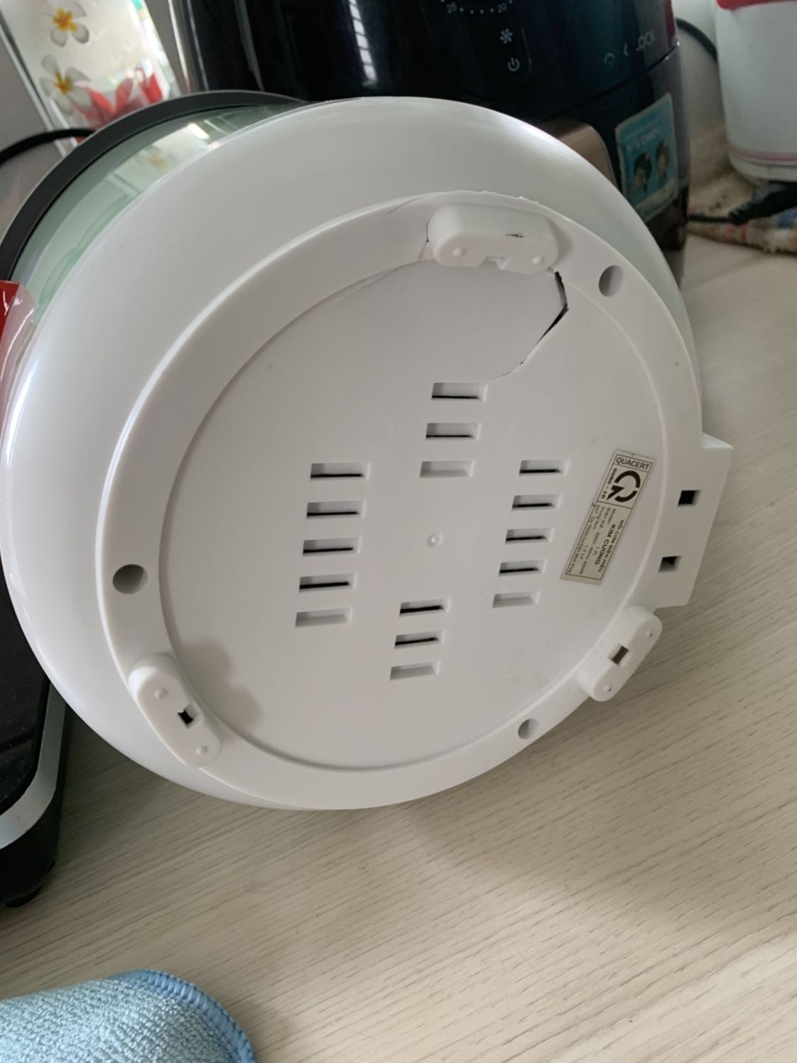 Hàng bị lỗi bể vậy vẫn giao cho khách  ,chưa sử dụng không biết nồi có nấu được không