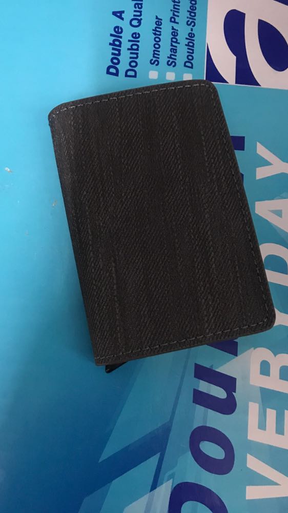 Ví nhỏ gọn đẹp. Vỏ da cực chất, hộp nhôm đựng thẻ cứng cáp và chắc chắn, vừa khít với thẻ nên mình thấy nó khá là nhỏ gọn. Thẻ đựng được nhiều vô đối luôn. Mình không đủ thẻ để kiểm tra nhưng chắc là 9-10 cái nhé được nếu là loại không có chữ dập nổi. Vỏ da cũng để được tiền và giấy tờ nữa. Sản phẩm tốt, em cảm ơn shop ạ.