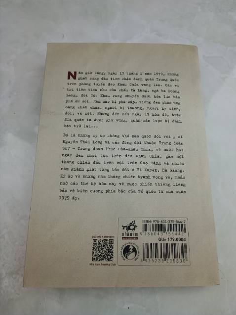 Chụp tạm 3 bức ảnh để đây. Nội dung sách thì mình chưa đọc, chất lượng giấy và in ấn tốt, bìa sách ấn tượng, ban đầu cầm sách lên mình cứ tưởng là sách bị dính máu, xem kĩ lại thì mới biết là do thiết kế bìa như vậy. Tiki giao hàng nhanh, sách còn nguyên vẹn.
