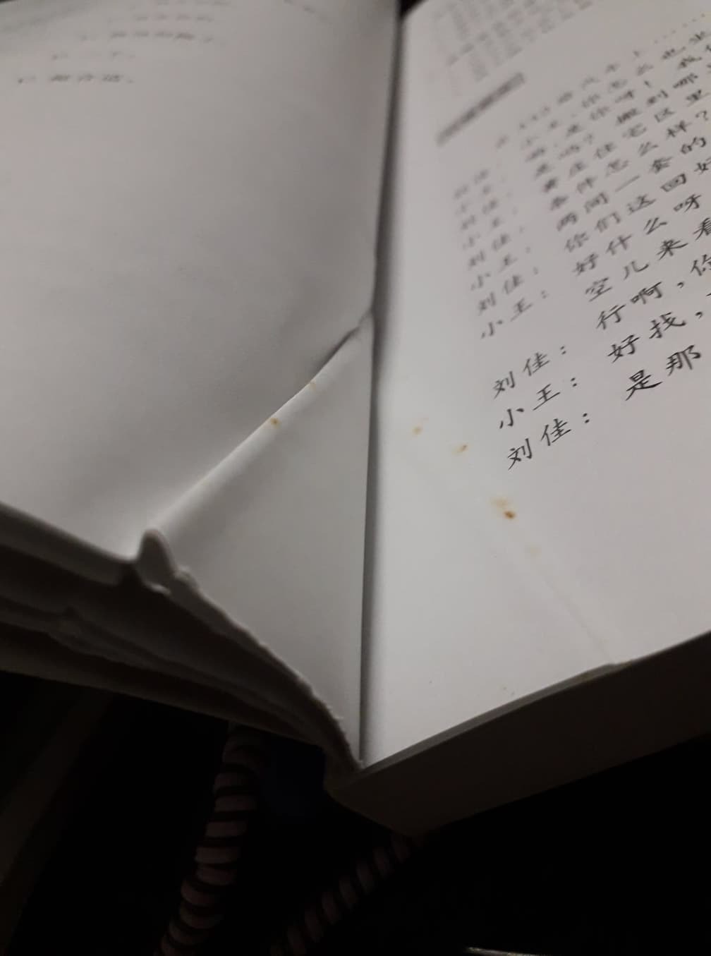 giá trên sách là 84k, giá bán là 148k đã giảm giá. lúc nhận được thì sách bị lỗi, lật ra mặt sau thì như hình, nghẹn luôn. không đáng mua.