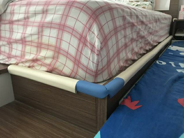 Có cái dây xốp này tiện thật. Trẻ con mới tập đứng tập đi có cái này rất ok. Ko sợ bị va vào cạnh giường tủ Có cái dây xốp này tiện thật. Trẻ con mới tập đứng tập đi có cái này rất ok. Ko sợ bị va vào cạnh giường tủ