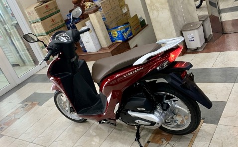 Xe Vision kiểu dáng nhỏ gọn, trục cơ sở ngắn phù hợp với đường phố dông đúc chật hẹp, động cơ 110cc "êm ái", tăng tốc mượt mà nên phù hợp với các bạn nữ. Chìa khoá smartkey rất tiện dụng. Phanh dĩa trước ko hỗ trợ ABS nên cẩn thận khi lái xe lúc đường trơn trượt, ghồ ghề và quanh co lượn khúc, người lái cần phải có kỹ năng !!!
Là một trong những xe hot của Honda nên có lúc cháy hàng bị các đại lý thổi giá lên quá giá trị thực giá đề nghị của nhà sản xuất, hoặc đại lý bán xe nhưng gắn thêm phụ kiện "đồ chơi" tính tiền kèm theo như một điều kiện để có thể mua được xe. Người tiêu dùng cần tỉnh táo, thông minh, sáng suốt và cân nhắc khi muốn mua chiếc xe mà mình thích.