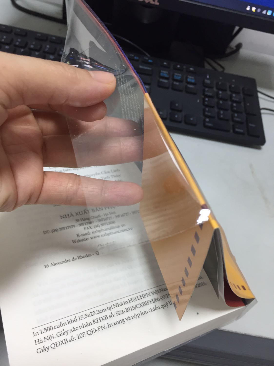 Sách thì ok nhưng không biết bạn nào bọc bookcare cho mình quá tệ.Bookcare có một vệt cắt dài( chưa rách hẳn), bọc nhìn cẩu thả?.
 Mong các bạn làm ở Tiki lưu tâm giùm: bọn tớ là những người rất yêu sách.