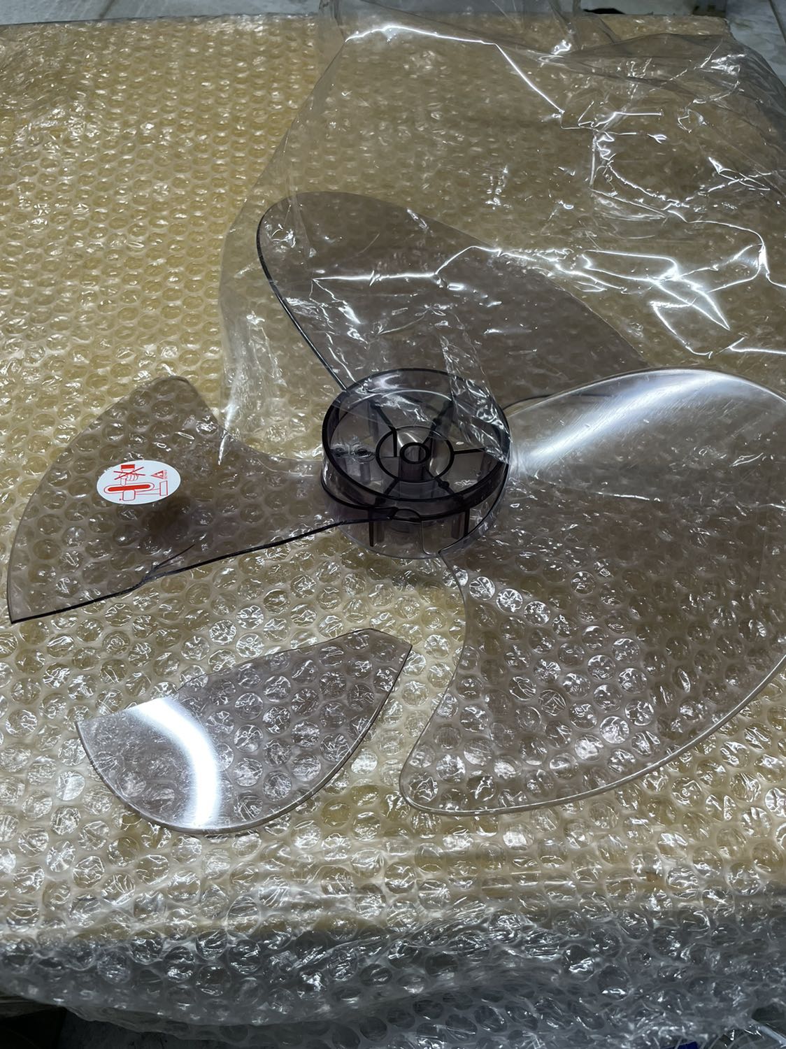 Mua hàng trên tiki mà phát sinh lỗi sản phẩm thì thôi, đợi tiki đổi trả mất rất nhiều ngày, nhà bán hàng này đóng gói ẩu, quạt này ko có thùng, nên lấy thùng giấy của quạt to hơn, trong thùng lỏng lẻo làm ép bể cánh quạt, đóng gói sản phẩm của mh bán mà ko có tâm chuý nào, đt tiki đợi cả tuần chưa đến thu đổi, tự đi ra ngoài mua 25k thay. Mua hàng trên tiki mà phát sinh lỗi sản phẩm thì thôi, đợi tiki đổi trả mất rất nhiều ngày, nhà bán hàng này đóng gói ẩu, quạt này ko có thùng, nên lấy thùng giấy của quạt to hơn, trong thùng lỏng lẻo làm ép bể cánh quạt, đóng gói sản phẩm của mh bán mà ko có tâm chuý nào, đt tiki đợi cả tuần chưa đến thu đổi, tự đi ra ngoài mua 25k thay.