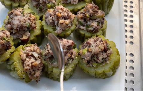 chất lượng hoàn thiện cao cấp, thiết kế cũng sang trọng, mới mở ra nhà mình ai cũng trầm trồ, cảm giác mua online mà nhận được một sản phẩm đẹp hơn kỳ vọng như này làm mình rất vui và thấy đáng tiền. 
Nồi sử dụng tiện vì có cả hấp và chiên, đặc biệt là tính năng hấp rất đều vì nồi chạy cả mâm hấp thuỷ nhiệt dưới nữa.
Dung tích phù hợp gia đình mình, thường xuyên hấp 1 lúc 2-3 món. Hấp rau, hấp gà, hấp cá, hấp rau củ cùng 1 lượt là xong hết
ảnh chụp hôm mới về nhà