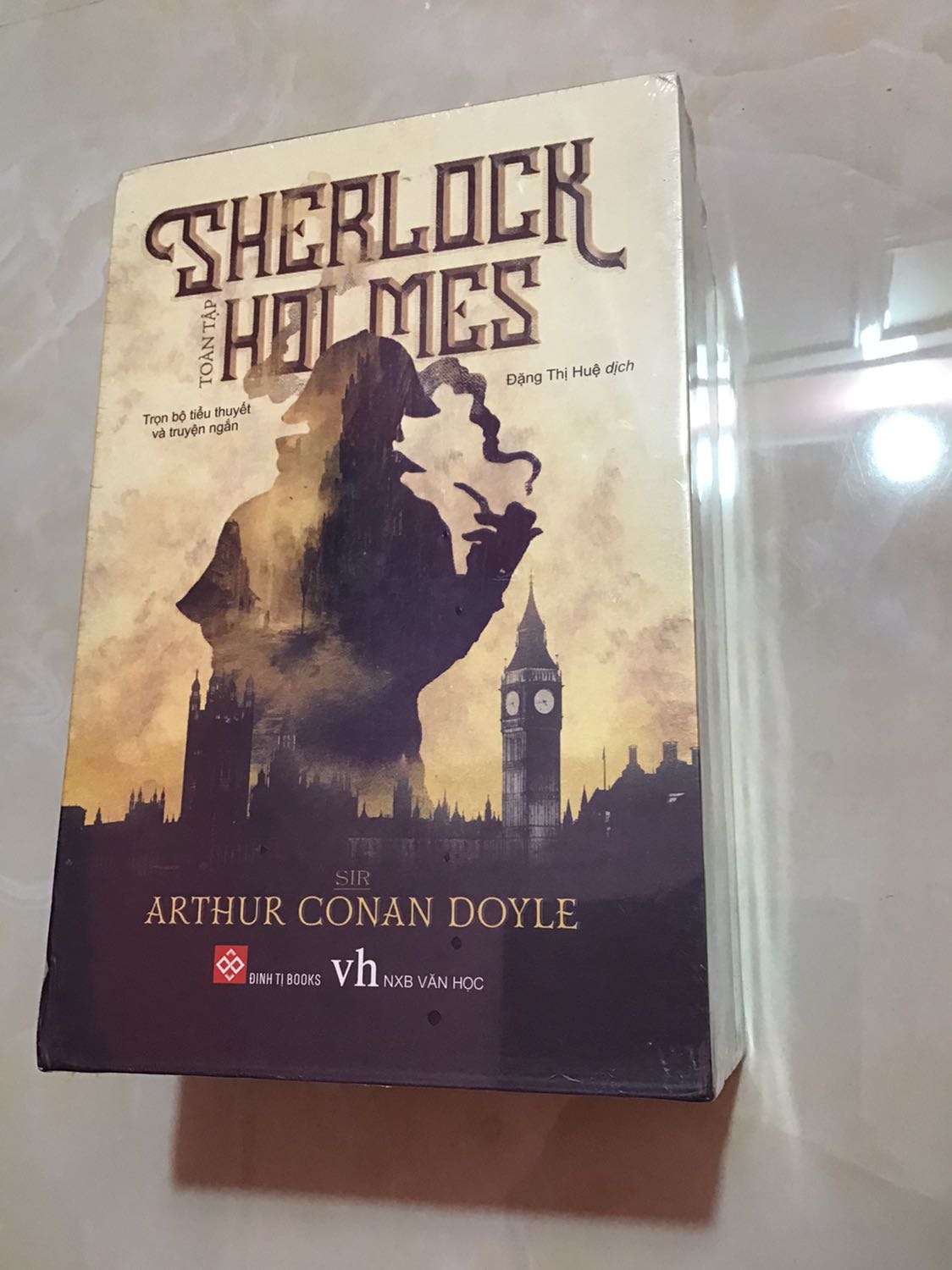 Hàng tốt, đủ bộ, giao nhanh + chú shiper thân thiện nhưng mà có một số phần góc hơi dập :> còn nội dung thì ch đọc ạ