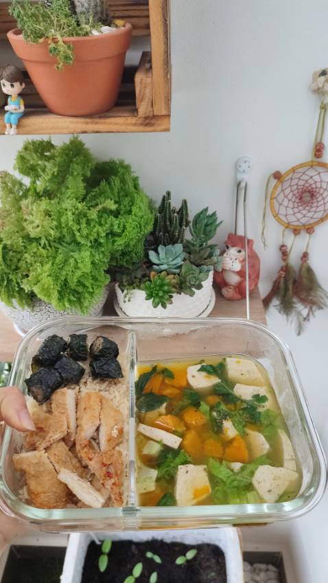 Gạo nấu ngon, ko cần ngâm, nấu tỉ lệ 1:1 là ok, nhưng bữa mình ăn thấy có sạn với mùi gạo lúc nấu giống mùi *** gián, nói chung là ổn so với giá tiền