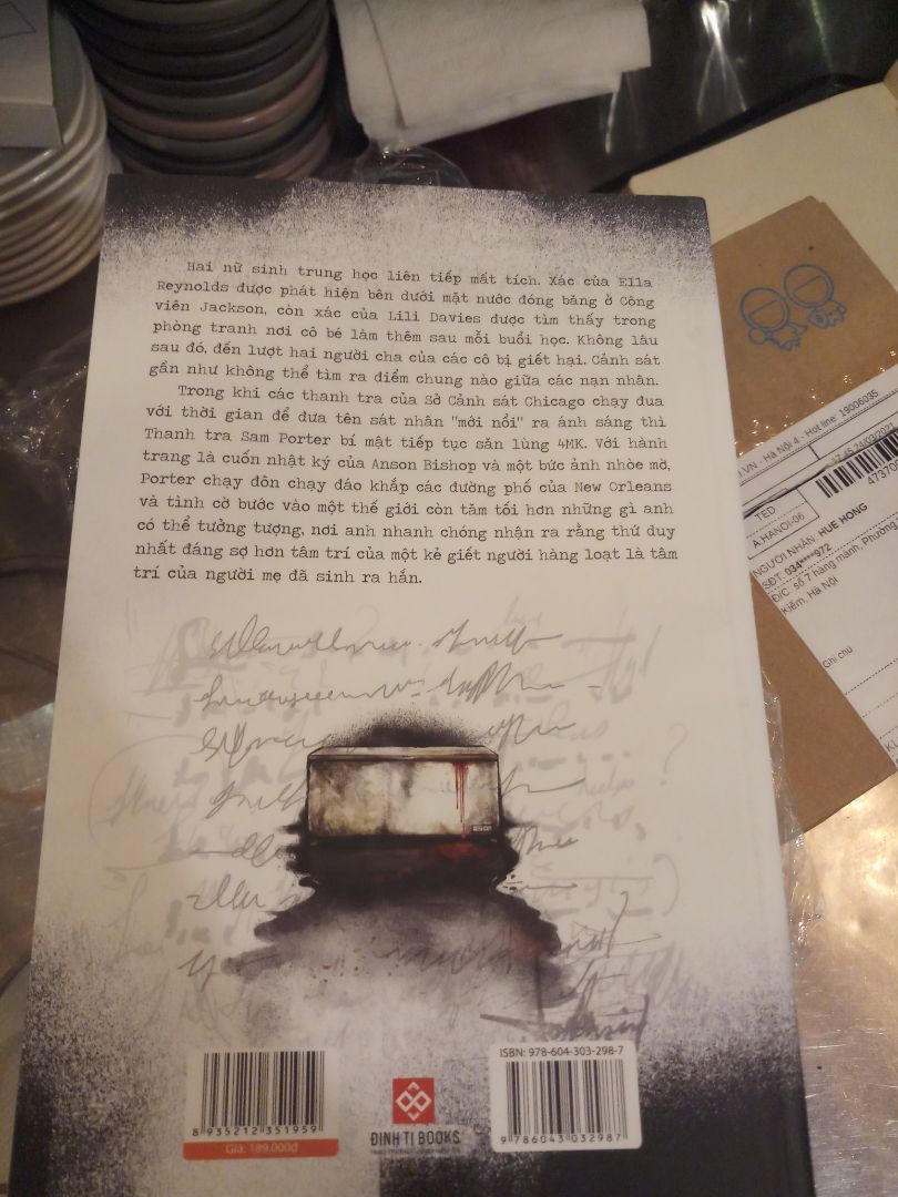 Hãy đọc ạ , mọi người hãy đọc và tự cảm nhận . Mình thấy cách dẫn chuyện , lối hành văn của tác giả thực sự rất hiểu ng đọc cần dẫn lối như thế nào, cần gay cấn , cần kinh sợ như nào. Mua 1 cuốn qua review đơn sơ nhưng thực sự đọc xong thì có ấn tượng khác về truyện của tg J.D.Barker :v 
mình sẽ sưu tầm thêm 2 cuốn nữa của tác giả vì mình đã bị thu phục hoàn toàn. 
Tiki vẫn vậy vẫn đem lại cho mình trải nghiệm rất tốt từ dịch vụ họ cung cấp. Cám ơn rất nhiều.