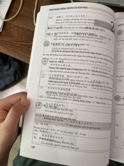 Tình cờ xem được bài giảng trên Youtube của thầy. Mê luôn cách giảng vì nó rất bài bản khác hẳn với kiểu dạy công nghiệp như nhiều giáo viên hoặc các kênh dạy tiếng Trung khác. Nhờ thầy mà em có thể hiểu dc căn bản, tại sao nó lại như thế. 
Chấm ngàn sao cho thầy. Sách thì mình mới xem qua và thấy in lỗi nhé nhà sách ơi.