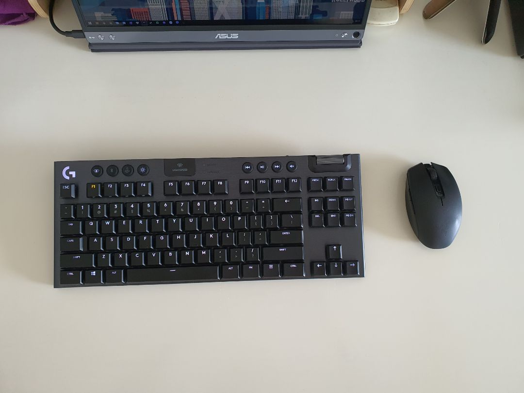 Sản phẩm hơi mắc chút nhưng cái gì cũng đỉnh  wireless nhanh và nhạy nhất trị trường, low profile nên dùng lâu ko sợ mỏi cổ tay. Keycap nếu làm pbt được thì tốt hơn. Đóng gói cũng ổn, có thể kỹ hơn. Tiki giao nhanh và đúng giờ.