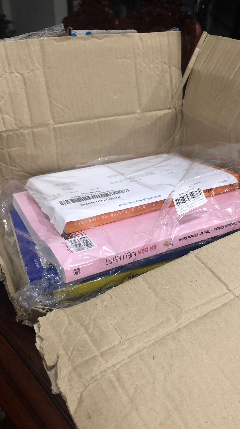 Đóng gói ẩu. Giao siêu siêu siêu chậm. Mình đặt gửi chị mình ở nước ngoài mà đặt từ hôm trưa thứ 6 đến trưa thứ năm hàng chuyển đi rồi thì mới thấy giao :)