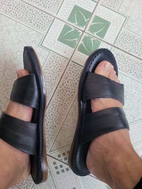 Thiết kế đẹp, đi êm nhưng hơi có 1 chút bênh chân